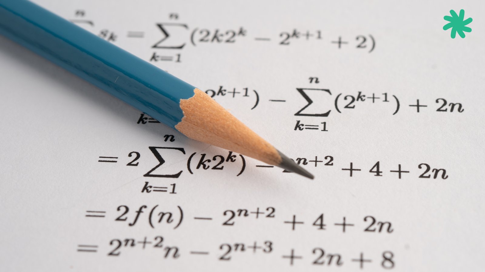Lápis azul apoiado em folha de papel com equações matemáticas