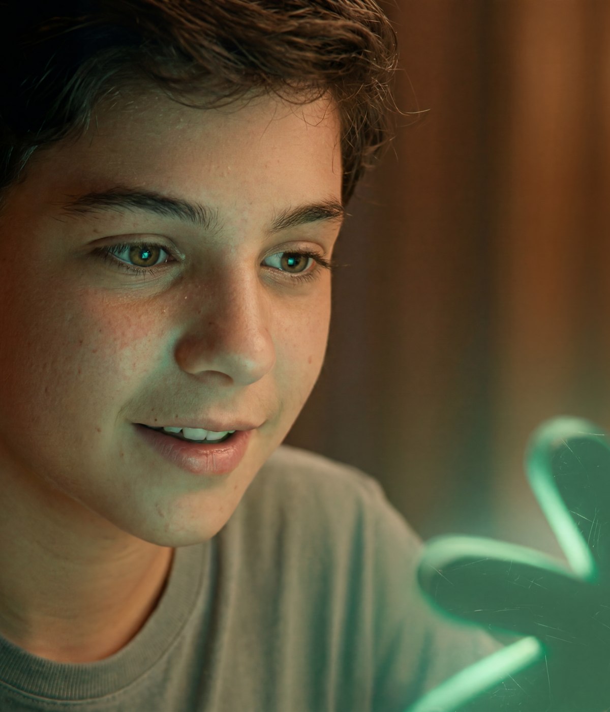 Adolescente sorrindo ao entender um conteúdo, com a luz do app iluminando o rosto
